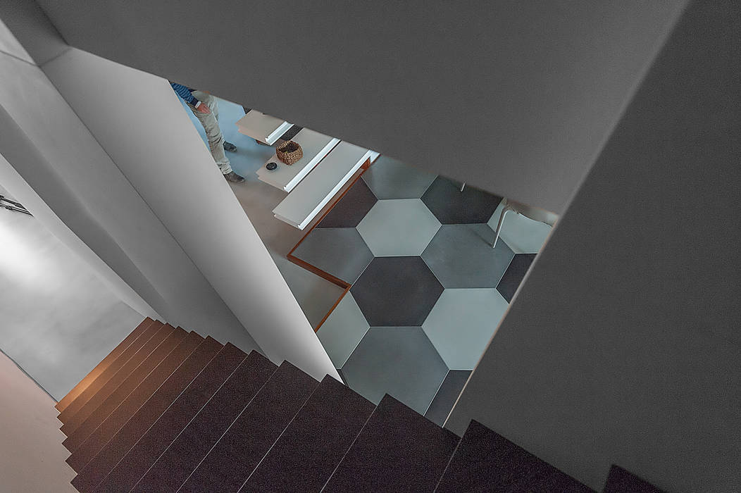 casa GA, 2bn architetti associati 2bn architetti associati Modern corridor, hallway & stairs