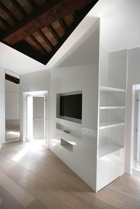 Skinless Top Loft, Cumo Mori Roversi Architetti Cumo Mori Roversi Architetti Minimalist bedroom