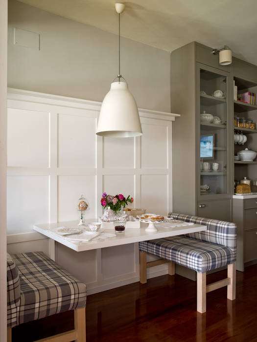 Comedor de diario con mesa volada y dos bancos DEULONDER arquitectura domestica Cocinas de estilo ecléctico