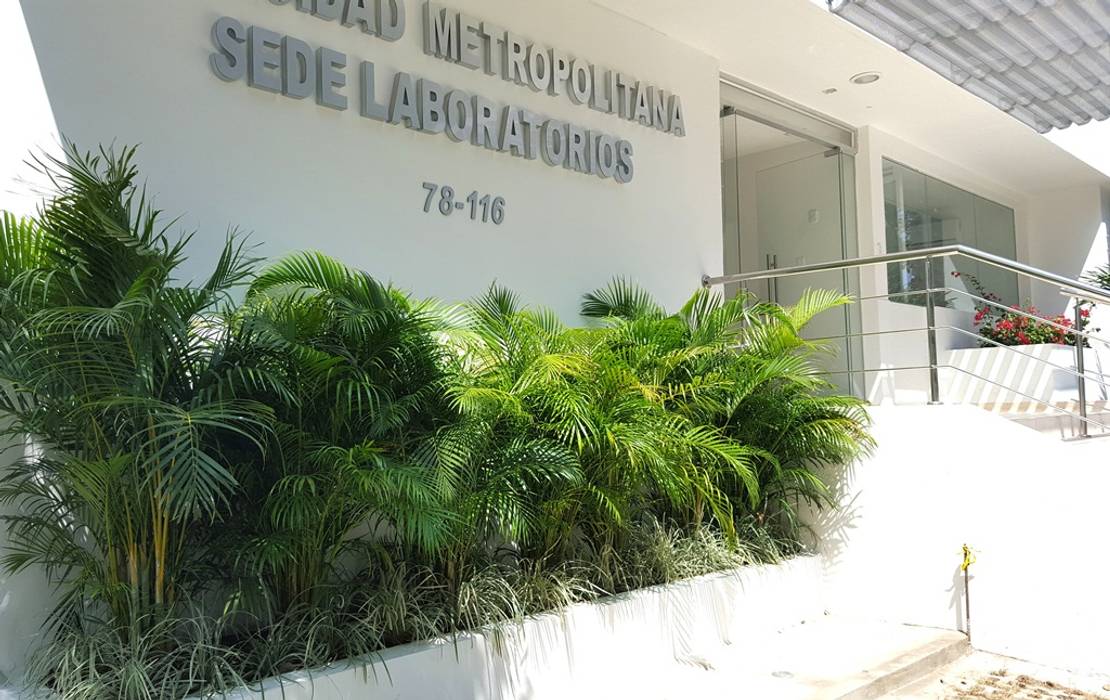 Jardin Laboratorio Universidad Metropolitana, ecoexteriores Ltda ecoexteriores Ltda Commercial spaces Clinics