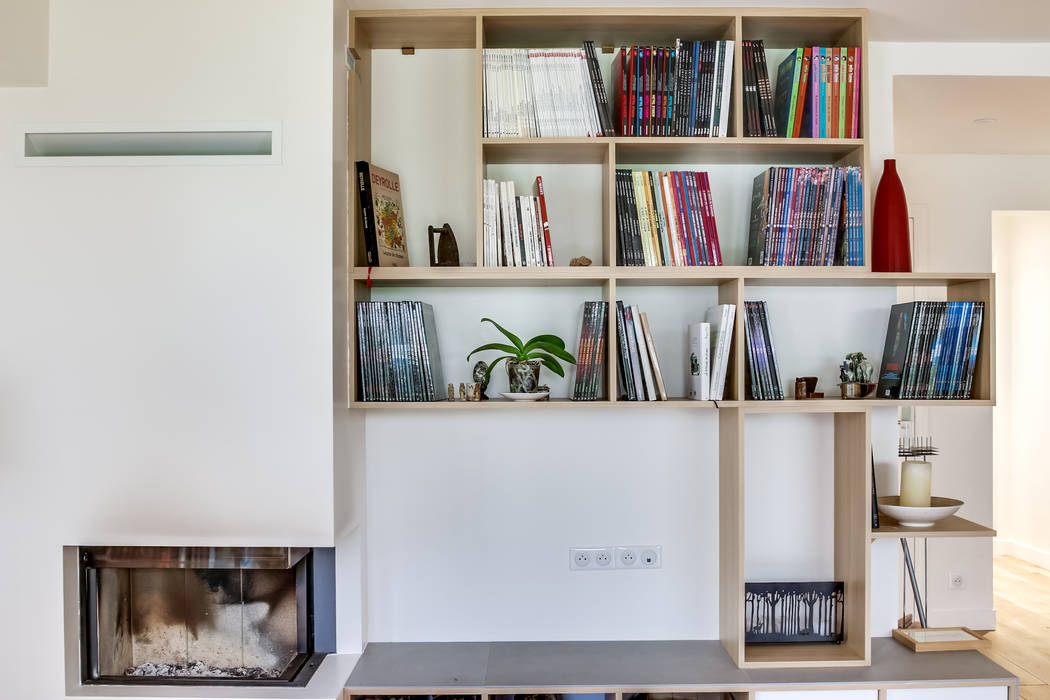 Fireplace. Shoootin Modern living room Shelves