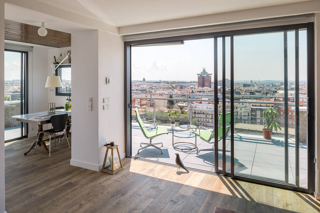 “Un chalet en el cielo de Madrid”, ImagenSubliminal ImagenSubliminal Soggiorno moderno