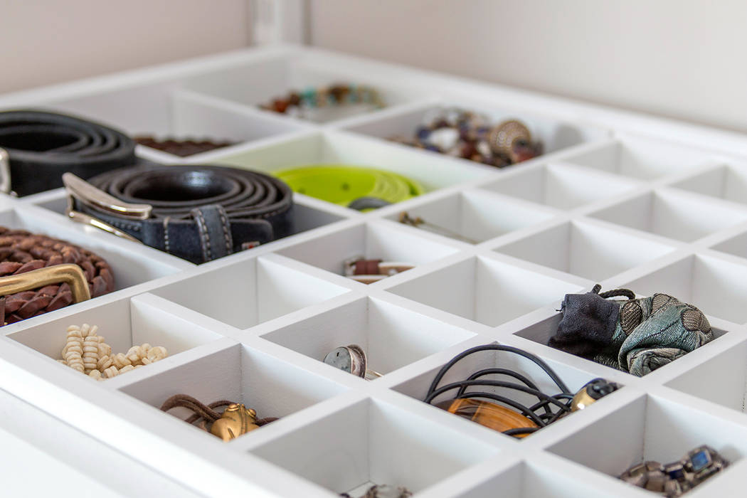 Detail Einbauschrank im Schlafzimmer Elfa Deutschland GmbH Moderne Schlafzimmer Holz Holznachbildung