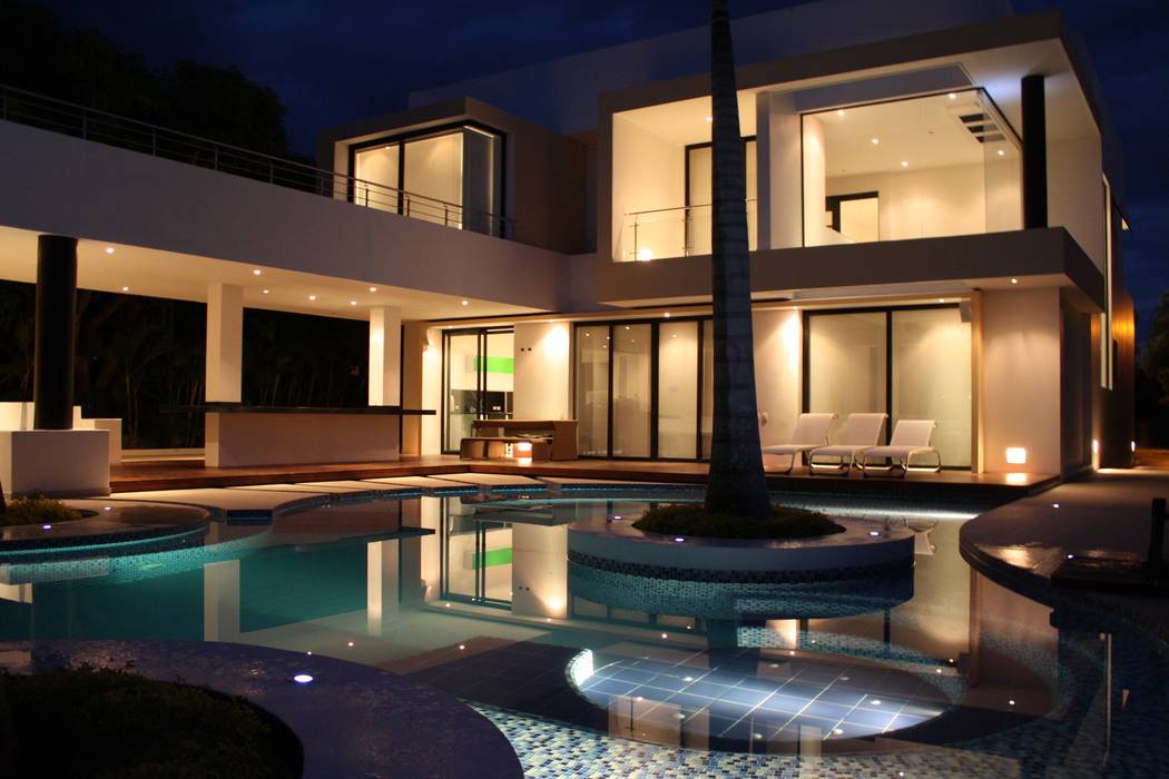 Vista nocturna estar piscina. homify Piletas modernas: Ideas, imágenes y decoración Cerámico