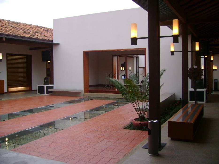 CASA DEL LIBRO TOTAL OCA ARQUITECTURA INTERIOR Pasillos, vestíbulos y escaleras de estilo moderno