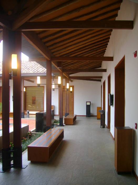 CASA DEL LIBRO TOTAL OCA ARQUITECTURA INTERIOR Pasillos, vestíbulos y escaleras de estilo moderno