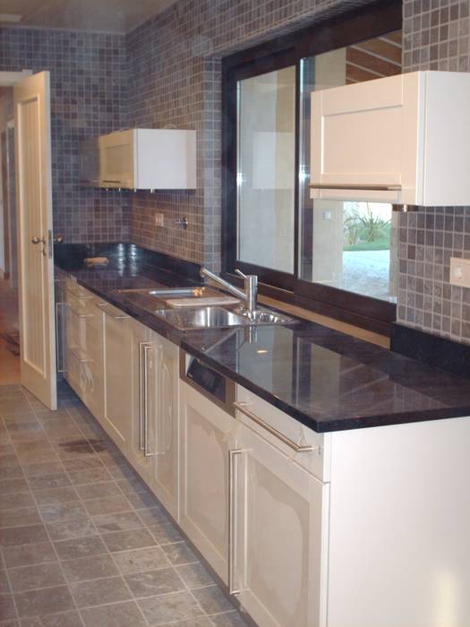 Cozinha com ilha Cozinhas mediterrânicas por Luciana Ribeiro Arquiteta Mediterrânico