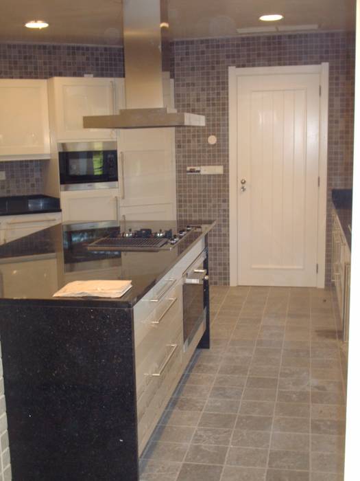 Cozinha com ilha Cozinhas mediterrânicas por Luciana Ribeiro Arquiteta Mediterrânico