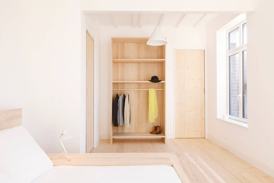 Mobilier Lens, Atelier Bees Atelier Bees Minimalist bedroom Solid Wood Multicolored Wardrobes & closets