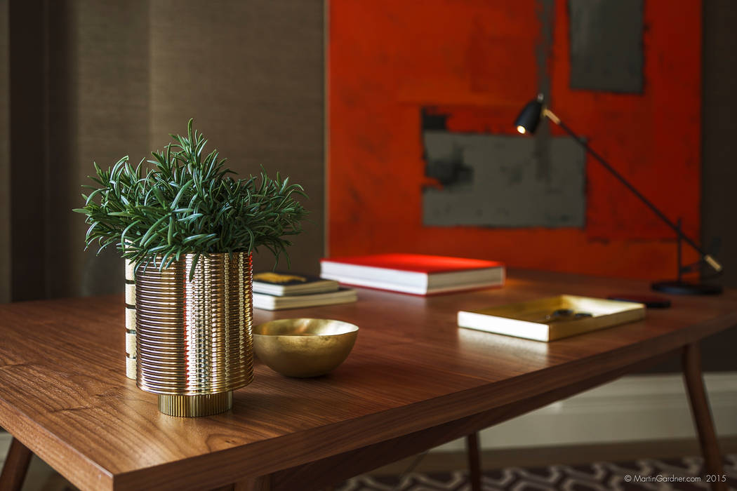 Family Home in Winchester's Sleepers Hill Estudios y despachos de estilo clásico de Martin Gardner Photography Clásico