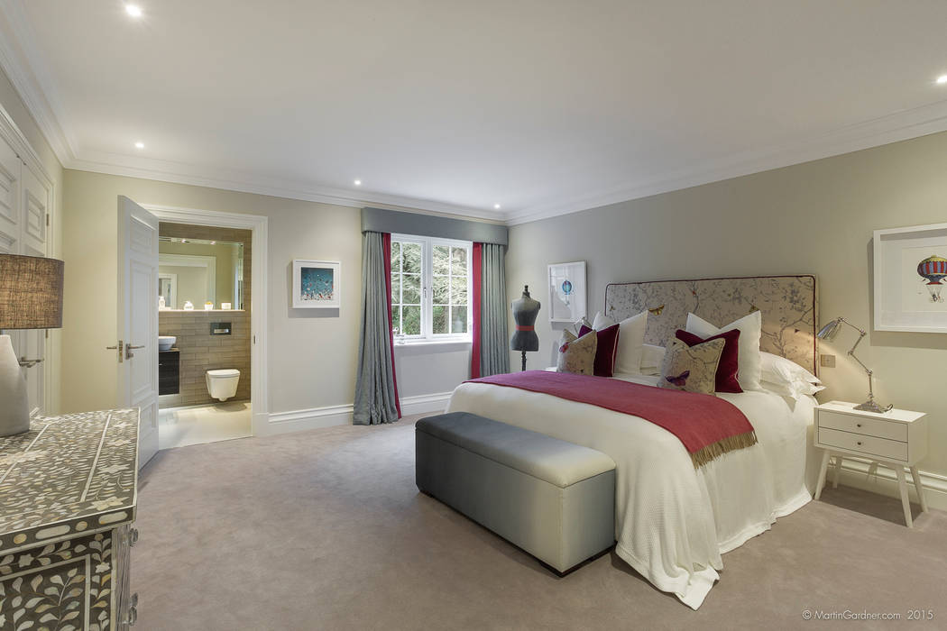 Family Home in Winchester's Sleepers Hill Phòng ngủ phong cách kinh điển bởi Martin Gardner Photography Kinh điển