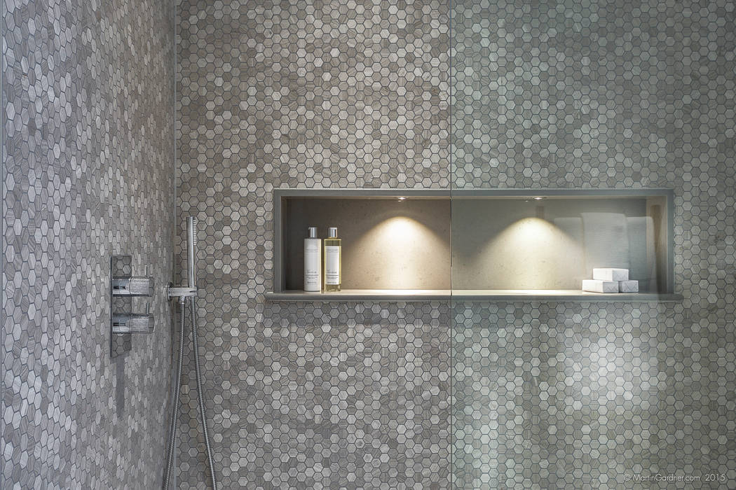 Family Home in Winchester's Sleepers Hill โดย Martin Gardner Photography คลาสสิค