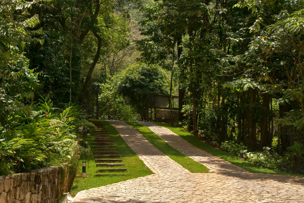 Casa JC - Cond. Retiro do Chalé, CAMILA FERREIRA ARQUITETURA E INTERIORES CAMILA FERREIRA ARQUITETURA E INTERIORES Rumah Gaya Country