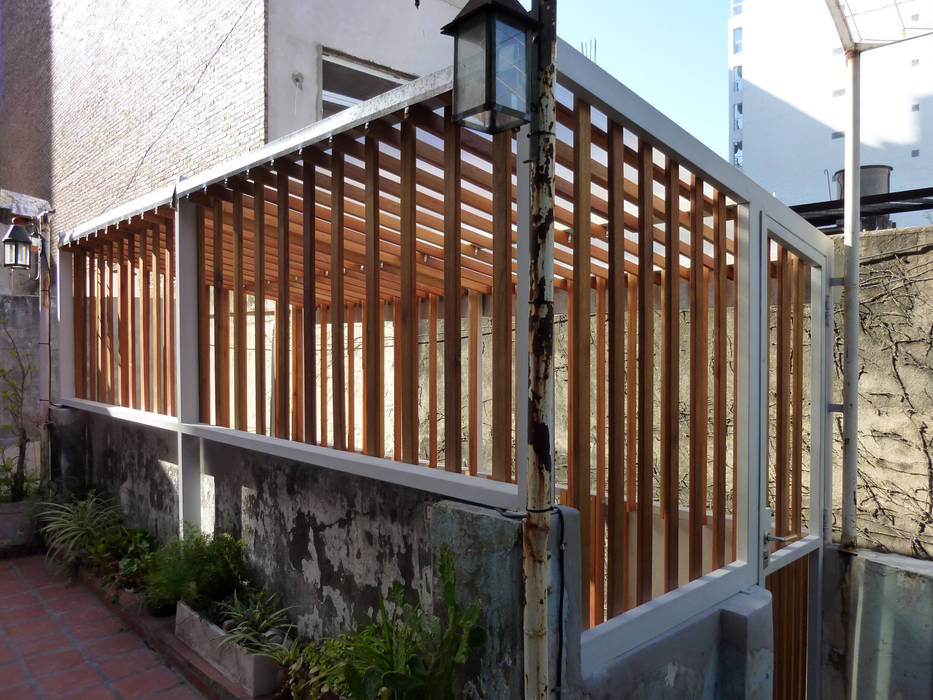 ​Celosía de madera de deck. Cerramiento un de patio interno., AlMargen Estudio AlMargen Estudio Casas modernas: Ideas, imágenes y decoración