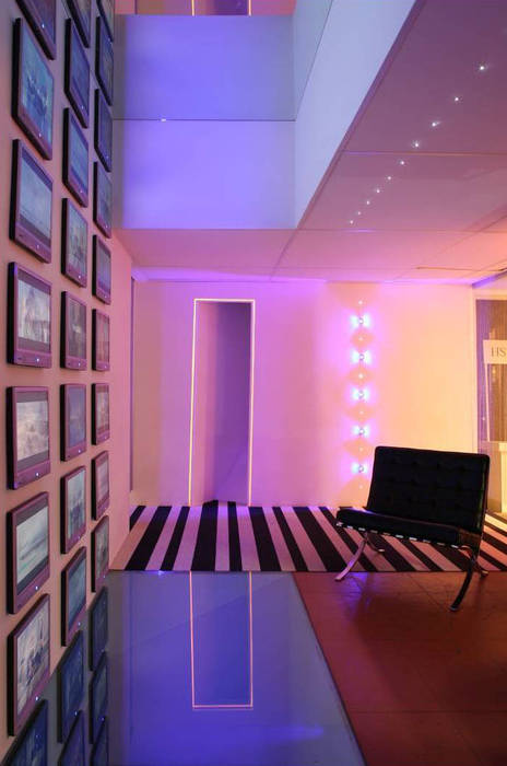 Lounge Club Diez, Serrano+ Serrano+ Paredes y pisos de estilo moderno