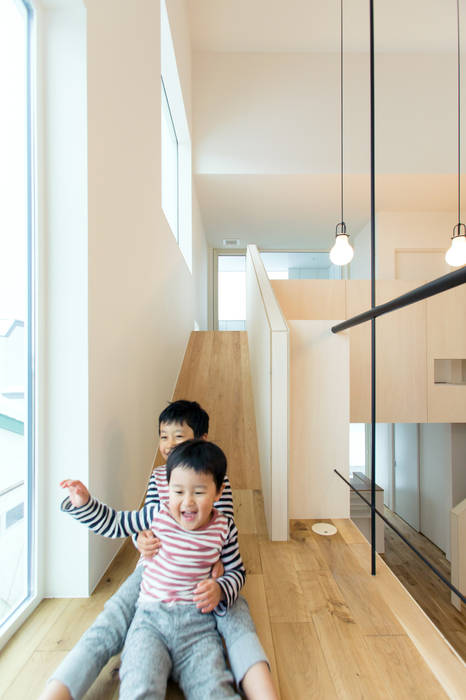 スベリ台のある家, 一級建築士事務所 Atelier Casa 一級建築士事務所 Atelier Casa Eclectic style corridor, hallway & stairs Wood Wood effect