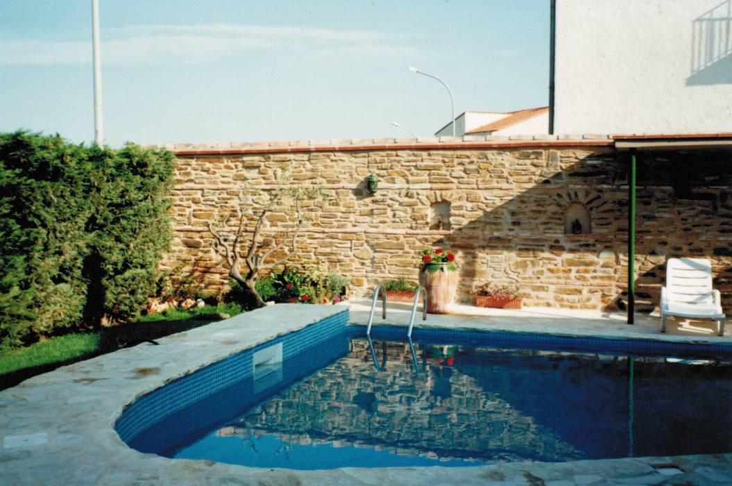 Piscine BATIR AU NATUREL Piscine méditerranéenne Béton armé Eau,Ciel,Jour,Plante,Piscine,Azur,Rectangle,Ombre,Mobilier de jardin,Gazon