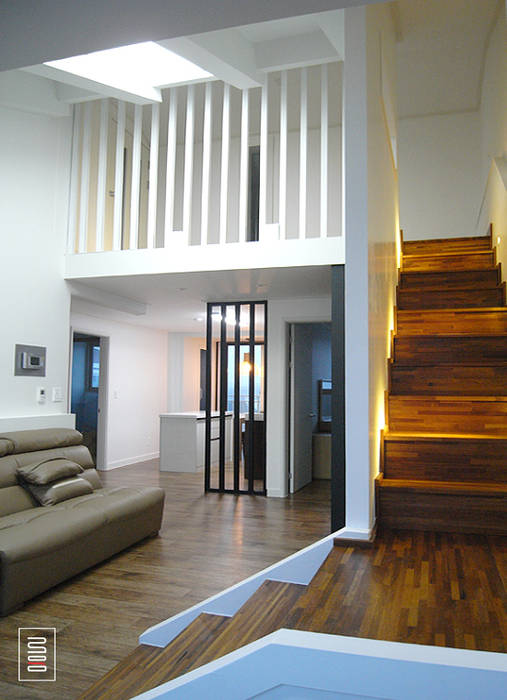복층 24평형 신혼집 아파트 , 로움 건축과 디자인 로움 건축과 디자인 Modern corridor, hallway & stairs