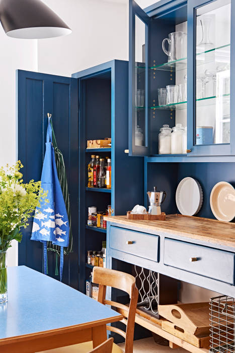 Light Filled Traditional Kitchen Holloways of Ludlow Bespoke Kitchens & Cabinetry Dapur Klasik Kayu Wood effect Cabinets & shelves