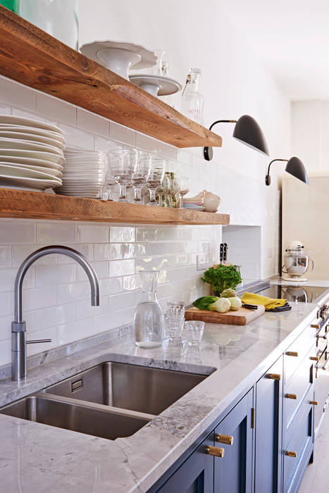 Light Filled Traditional Kitchen Holloways of Ludlow Bespoke Kitchens & Cabinetry Cuisine classique Marbre