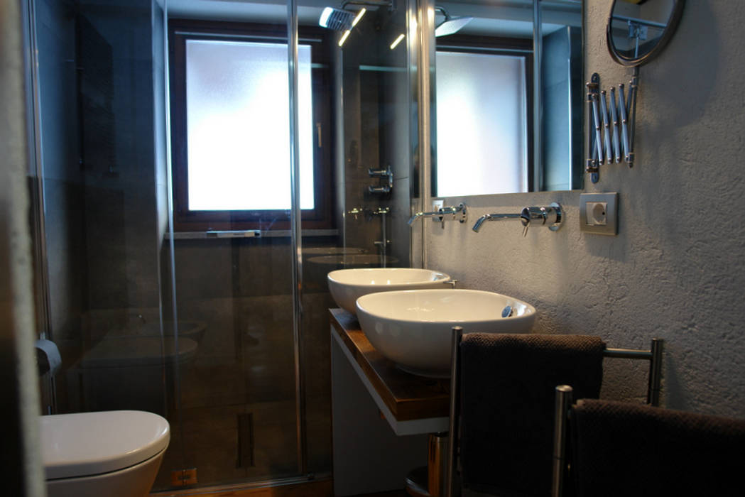 La mansarda, coutanstudio coutanstudio Industrial style bathroom