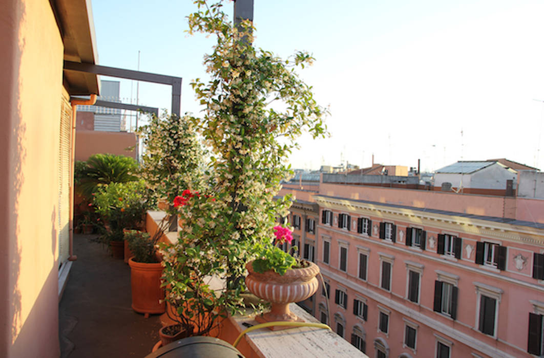 ROMA - Piazza Fiume, Studio2Archi Studio2Archi Balcones y terrazas de estilo moderno