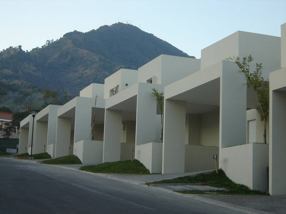 Alturas del Escalón , José Vigil Arquitectos José Vigil Arquitectos Moderne huizen