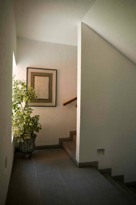 Casa Tepepan , José Vigil Arquitectos José Vigil Arquitectos Modern Corridor, Hallway and Staircase