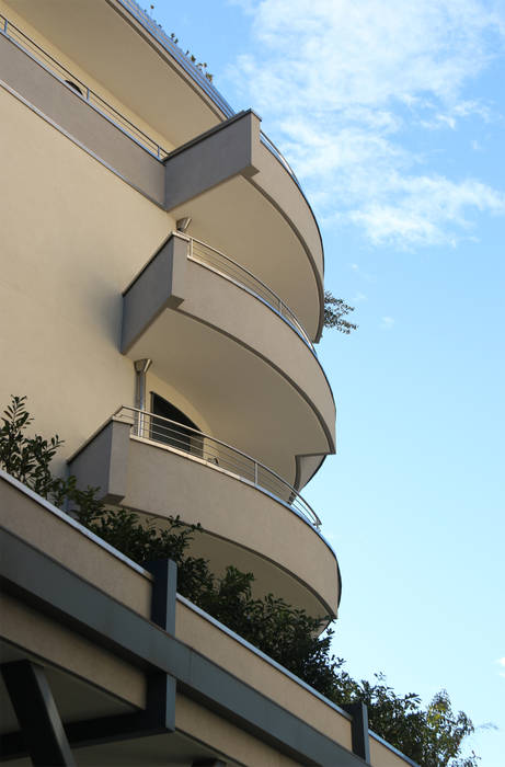 RESIDENZA EUROPA, Arch. Paolo E. Bertolotti Arch. Paolo E. Bertolotti Balkon, Beranda & Teras Modern Beton