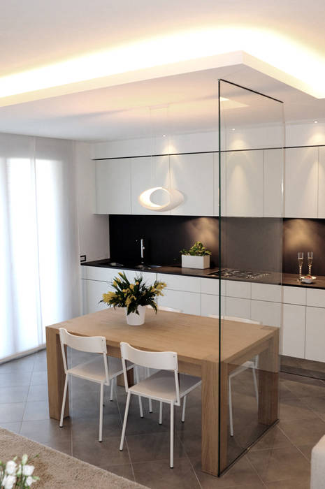 Area pranzo con cucina Cube di Snaidero tea.rchitettura Sala da pranzo minimalista Tavolo,Mobilia,Proprietà,Costruzione,Ebanisteria,Pianta,Bianco,Controsoffitto,Rettangolo,Legna