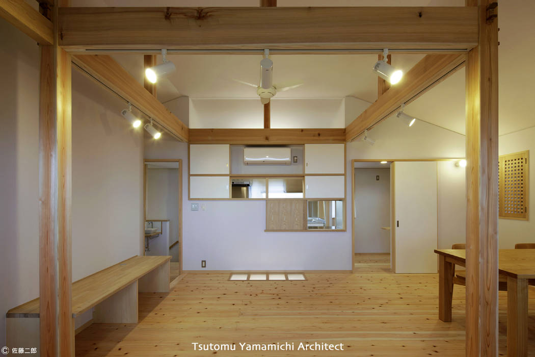 とけあういえ, 山道勉建築 山道勉建築 Salones escandinavos Madera Acabado en madera