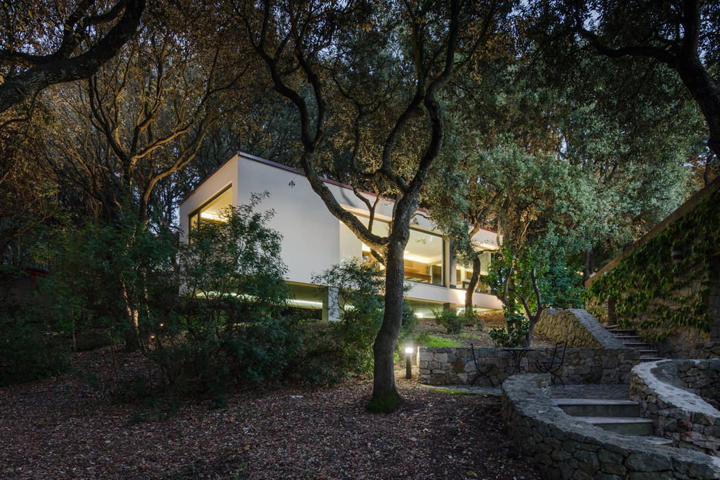 The House in the woods, Officina29_ARCHITETTI Officina29_ARCHITETTI Log cabin Reinforced concrete