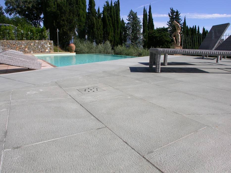 Una piscina di Pietra Macigno tra le colline toscane., FROSINI PIETRE SRL FROSINI PIETRE SRL Piscinas de estilo moderno Piedra