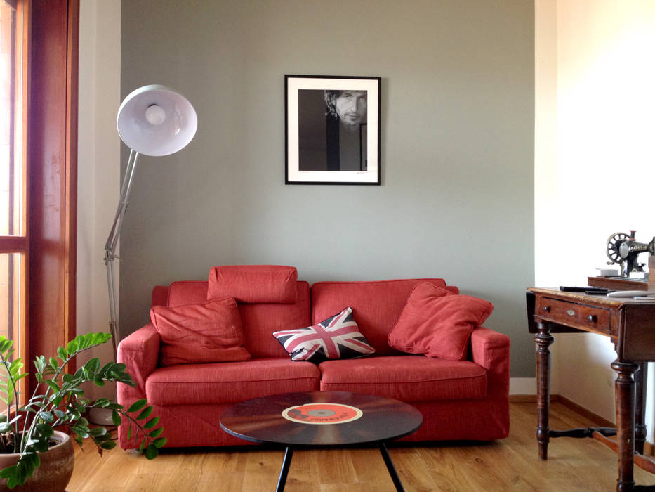 Soggiorno Atelier delle Verdure Soggiorno eclettico verde,divano rosso,parete colorata,parquet