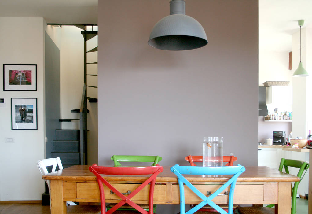 Sala da pranzo Atelier delle Verdure Sala da pranzo eclettica fondale,colore,lilla,sedie colorate,sedia tavolo da pranzo,tavolo da pranzo,tavolo in legno