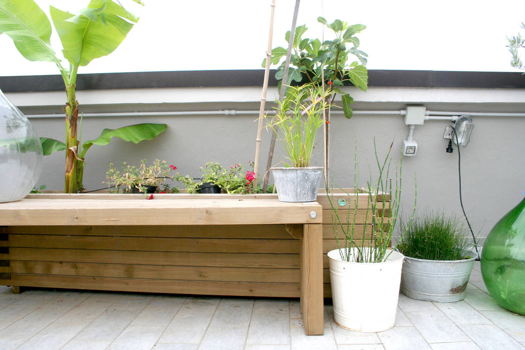 Panca su misura con fioriera Atelier delle Verdure Balcone, Veranda & Terrazza in stile eclettico Legno Effetto legno vaso in legno,piante in vaso