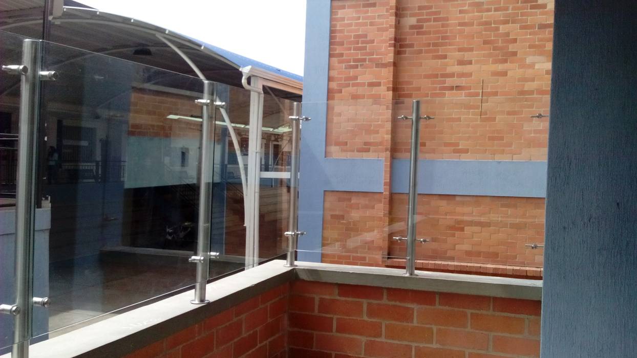 Cerramiento de espacio en balcón, Glazier Soluciones Arquitectónicas Integrales Glazier Soluciones Arquitectónicas Integrales Commercial spaces Glass Schools