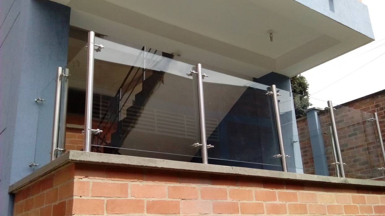 Cerramiento de espacio en balcón, Glazier Soluciones Arquitectónicas Integrales Glazier Soluciones Arquitectónicas Integrales Espacios comerciales Vidrio Escuelas