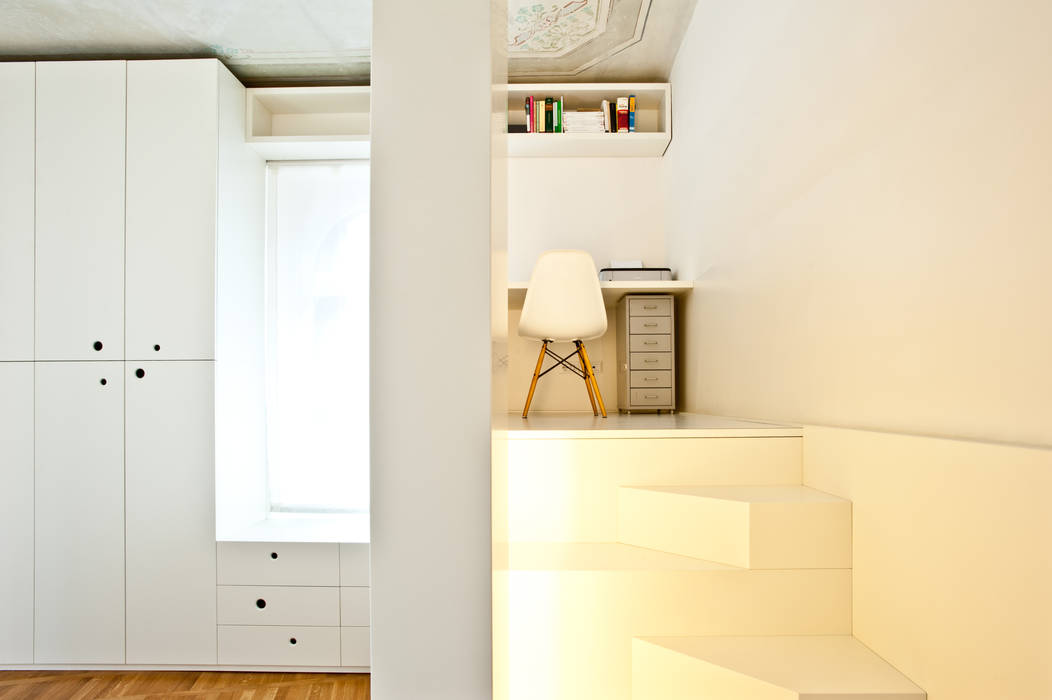 Casa a due altezze, disegnoinopera disegnoinopera Mediterranean style corridor, hallway and stairs