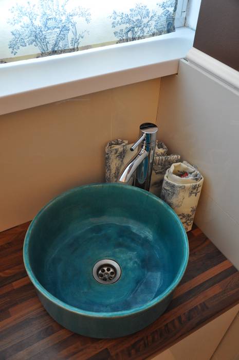 Aranżacje z ręcznie formowanymi umywalkami, Florisa Florisa Phòng tắm phong cách mộc mạc gốm sứ Sinks