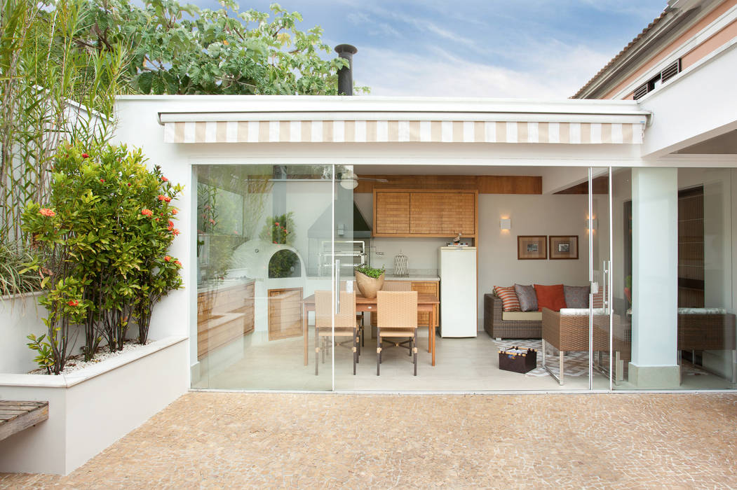 Casa de Tamboré, Silvana Lara Nogueira Silvana Lara Nogueira Modern balcony, veranda & terrace