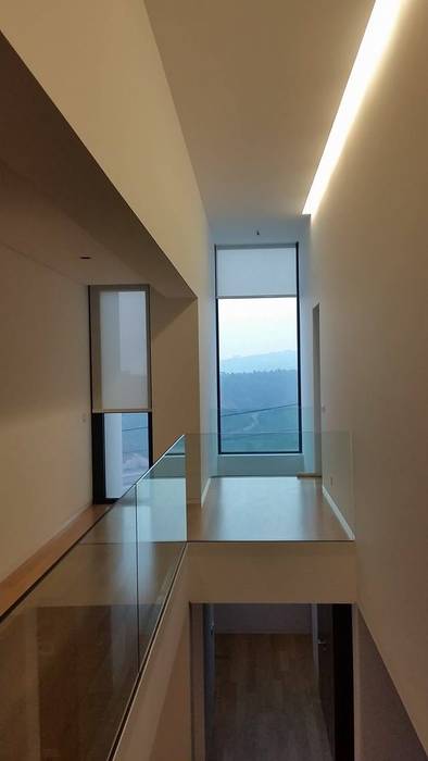 Casa da Gandarela, Hugo Pereira Arquitetos Hugo Pereira Arquitetos Minimalist corridor, hallway & stairs