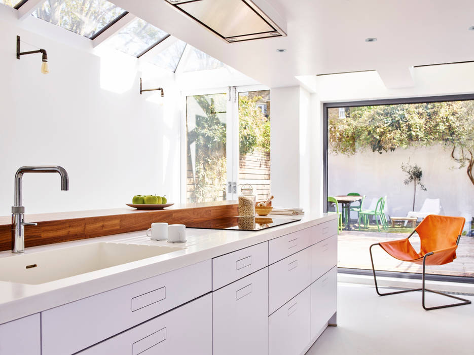 Bright light & white Holloways of Ludlow Bespoke Kitchens & Cabinetry Cocinas de estilo minimalista Madera Acabado en madera