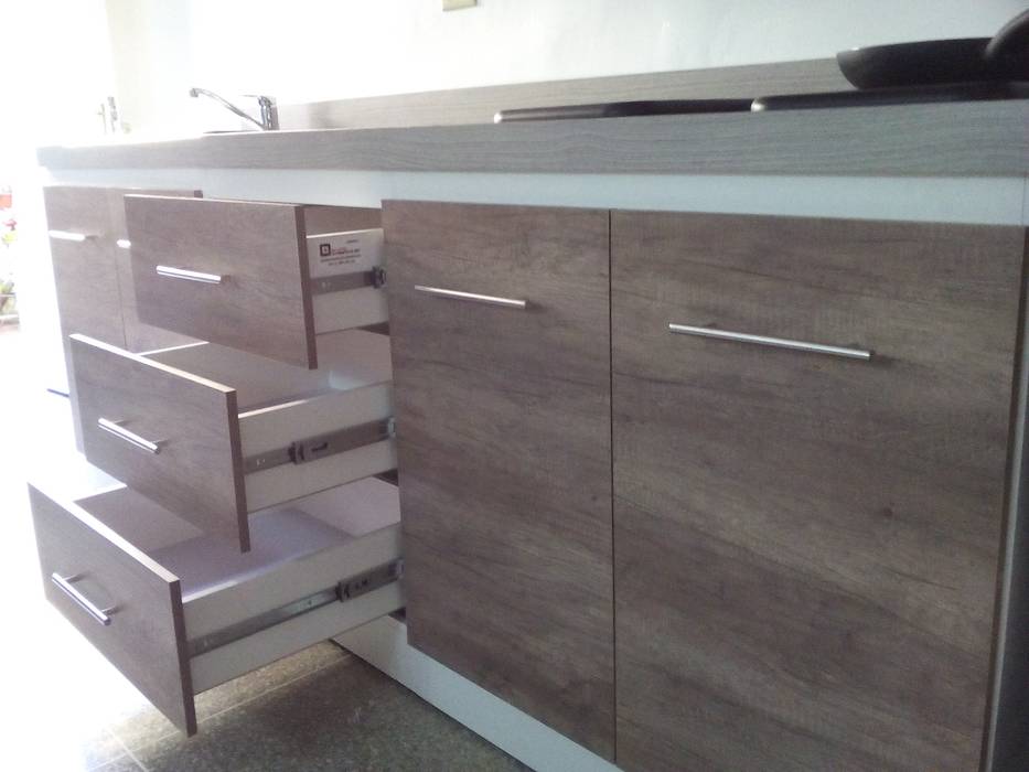 Cocina Contemporánea Ibérica, Grupo Creativo DF, C.A. Grupo Creativo DF, C.A. ห้องครัว แผ่น MDF ที่เก็บของ