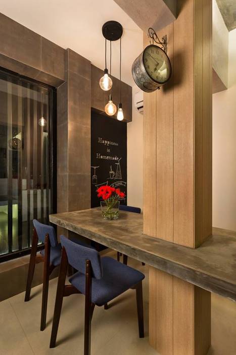 JANKI KUTIR APARTMENT, The design house The design house Modern dining room