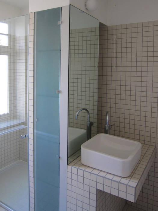 Guest bathroom homify Minimalist bathroom Tiles