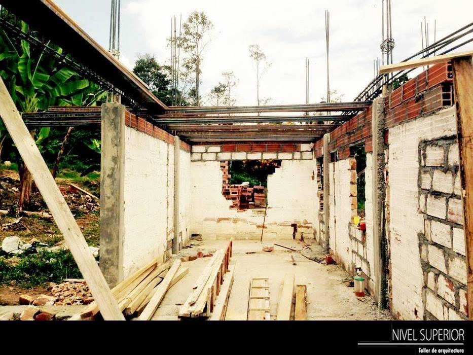 PROYECTO TAMESIS - ANTIOQUIA., NIVEL SUPERIOR taller de arquitectura NIVEL SUPERIOR taller de arquitectura Casas de estilo rural