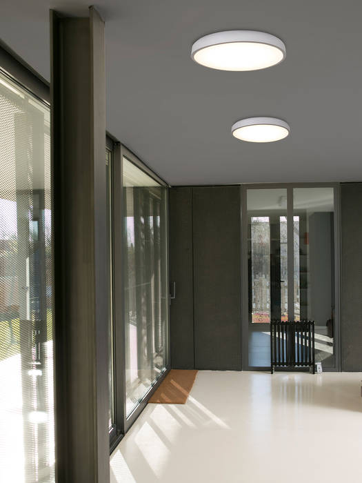 homify Ingresso, Corridoio & Scale in stile classico Metallo Illuminazione