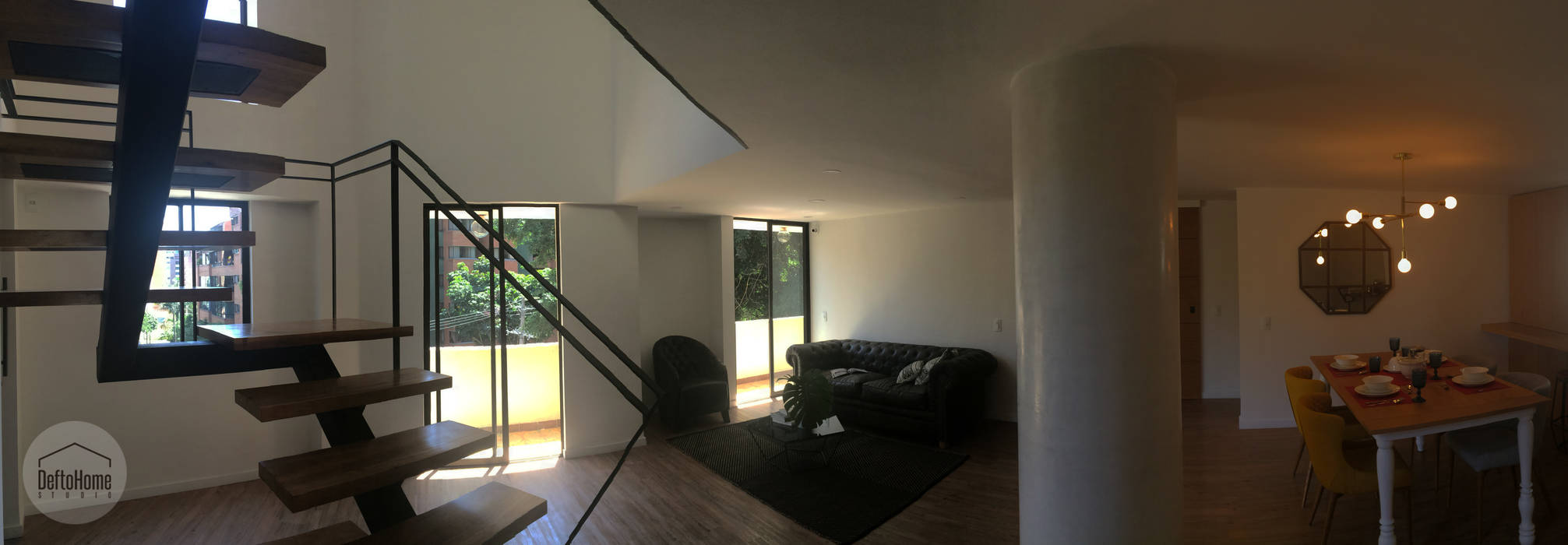 Casa del movimiento DeftoHomeStudio INC Salas de estilo ecléctico