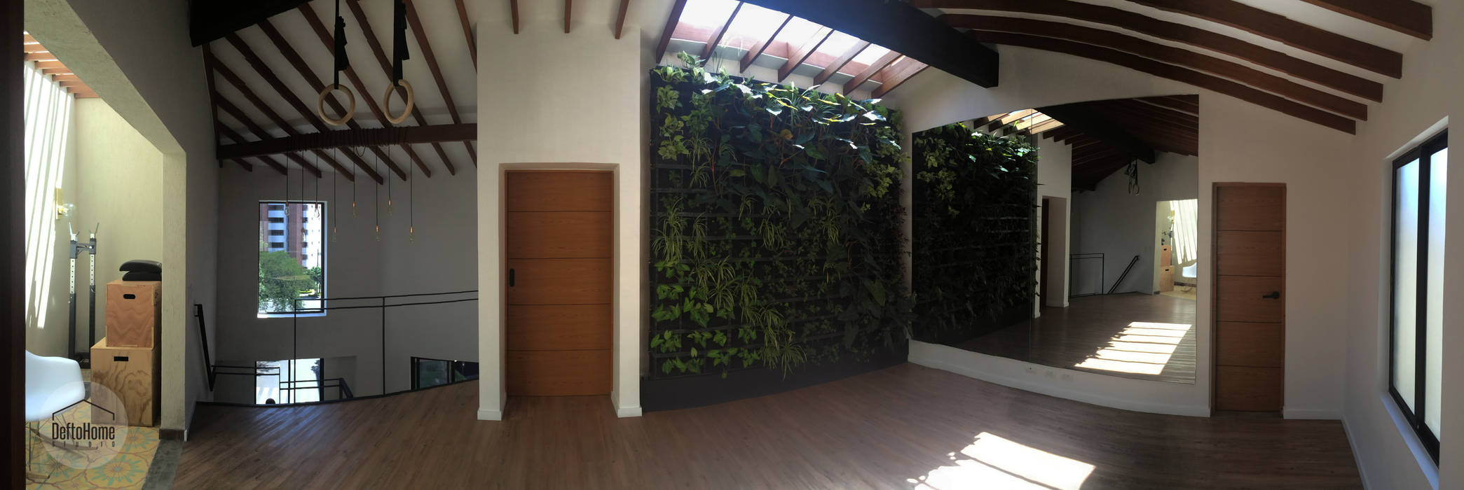 Salón del movimiento + Jardín vertical DeftoHomeStudio INC Salas de estilo industrial